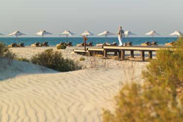 La plage amnage de l'htel offrant espace et vue dgage sur la mer