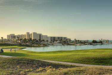 Vue extrieure de l'htel entour du parcours de golf et de sa longue plage de sable blanc