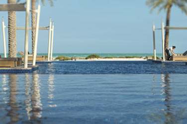 La piscine de l'htel offrant une trs belle vue sur la plage et les eaux turquoise de la mer d'Arabie