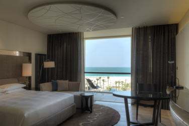 La chambre vue mer donnant sur un balcon offrant une trs belle vue sur la plage de Saadiyat et la mer d'Arabie