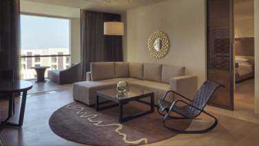 Le coin salon de la Suite Park, ouvert sur une terrasse...