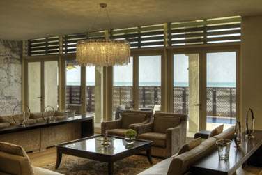 Le salon de la villa Royale, donnant sur une spacieuse terrasse face  la mer