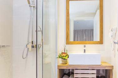 Grande douche, dco trs nature... Les salles de bain sont trs agrables