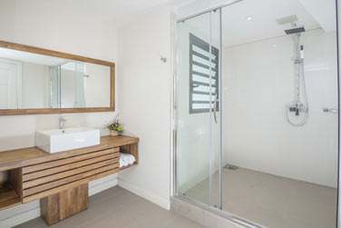 Les salles de bain sont spacieuses