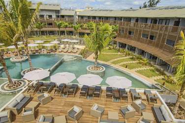 Une piscine est  votre disposition pour vous dtendre aprs une belle journe d'excursions