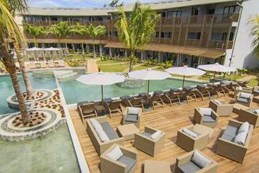 Espace lounge au soleil, transats et parasols... Les ingrdients parfaits pour un sjour sous le signe de la dtente...