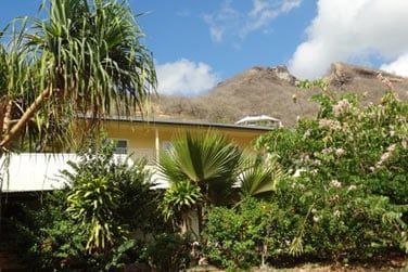 au pied des montagnes...