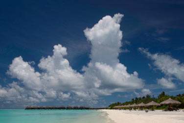 Vous survolerez les atolls maldiviens avant d'arriver  l'htel Olhuveli Beach & Spa Resort.