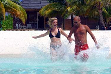 Vue extrieure d'une villa plage Koamas avec leur petite terrasse amnage situe  quelques mtres de la mer