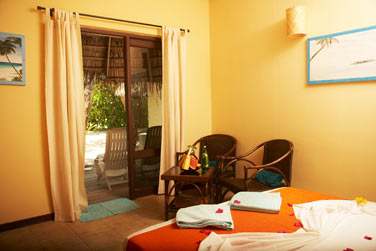 Intrieur du bungalow Jardin, donnant sur une petite terrasse amnage au coeur de la vgtation tropicale