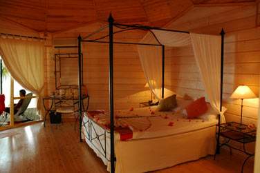 Intrieur de la Villa Plage Koamas avec lit  baldaquin et dcor tropical