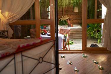La chambre de la villa plage bain  remous ouverte sur la terrasse et petit jardin privatif avec bain  remous
