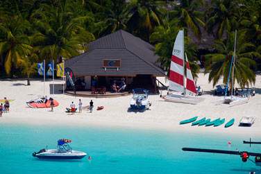 Profitez de votre sjour aux Maldives pour lzarder sur le sable chaud ou pratiquer de nombreux sports nautiques