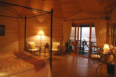 Intrieur de la Villa Sangu sur pilotis donnant sur une terrasse face au lagon...