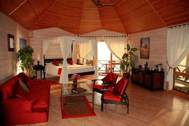 Intrieur de la Villa Suite Sangu sur pilotis