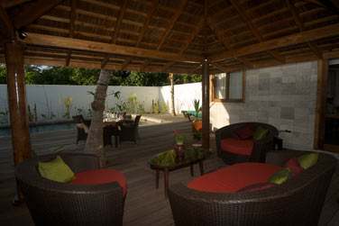 La terrasse extrieure de la Villa Sultan avec piscine