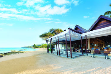 Le restaurant Edgewater est situ sur la plage et autour de la piscine principale