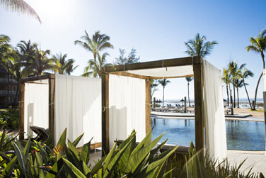 Kioske ombrage ct piscine pour une aprs-midi dtente