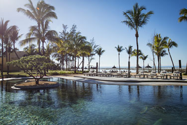 Piscine qui s'tend  perte de vue borde de palmiers  couper le souffle ...