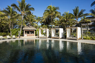 Dtendez-vous sur l'un des transats au bord de la piscine