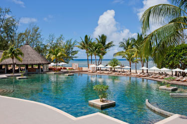 Dot de 4 piscines et bord par une longue plage de sable blanc