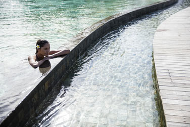 Dtendez vous auprs de la piscine incroyable