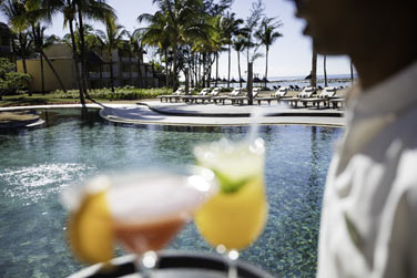 Dgustez un cocktail directement dlivr  la piscine par votre serveur