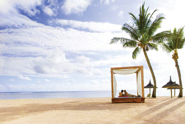 Bord par une belle plage de sable blanc