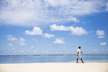 Magnifique plage de sable blanc sur laquelle se balader