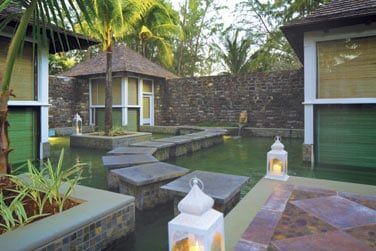 Les pavillons du Spa sont situs au-dessus de petits bassins...