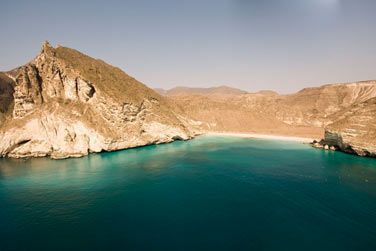 La cte du Dhofar prsente une alternance de falaises, criques et longues plages de sable blanc