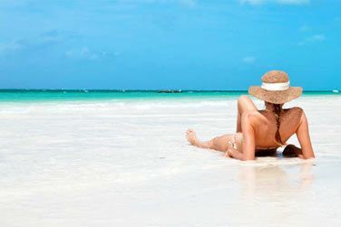 Se relaxer sur une plage de sable blanc  Zanzibar !