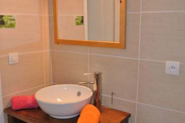 Les salles de bain sont galement modernes et fonctionnelles