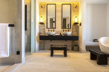 La spacieuse et luxueuse salle de bain de la Suite