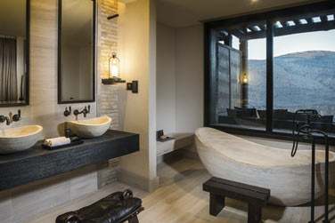 La salle de bain de la Suite offre une vue splendide sur les montagnes