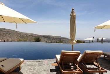 Dtendez-vous sur l'un des transats au bord de la piscine