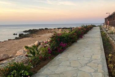 La situation du Turtle Beach Resort, sur une magnifique plage de sable blanc