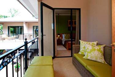 Les chambres donnent sur un balcon amnag