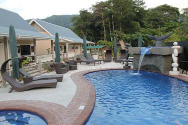 La Cabane des Anges est au coeur d'un jardin tropical luxuriant o ont lu domicile palmiers et fleurs exotiques
