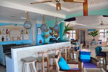 Le bar de l'htel et ses fauteuils confortables