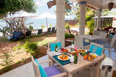 Vous pourrez djeuner en admirant la vue sur l'ocan indien et l'le de Praslin  l'horizon