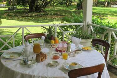 Un petit djeuner copieux face au jardin, en toute tranquillit... Pour bien commencer la journe !