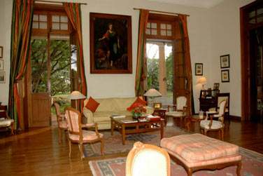 Des tableaux, meubles et tapis d'poque pour revivre au temps des maisons de planteur