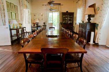 A l'intrieur, dcouvrez une dcoration d'poque qui vous fera dcouvrir l'le Maurice d'antan