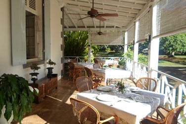 Le restaurant La salle  manger dispose d'une trs belle terrasse face au jardin