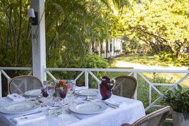 Espace de restauration extrieur de la demeure saint antoine