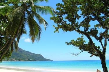 Situe  seulement quelques mtres de la superbe plage de Beau Vallon