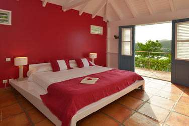 Une chambre de la villa Iguana, ouverte sur un balcon