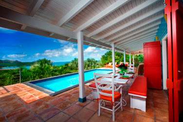 La terrasse et la piscine prive de la villa Iguana offrant un trs beau panorama sur la baie de Saint Jean !