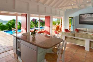 Le coin salon de la Villa Iguana, ouvert sur la terrasse et la piscine prive